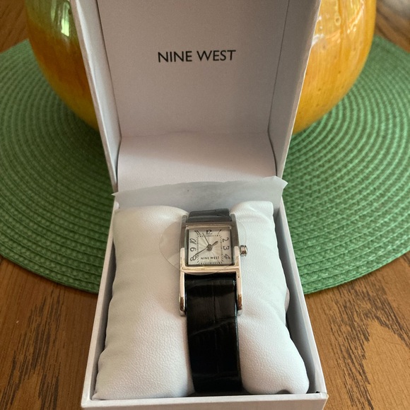 Women’s Nine West watch - Picture 2 of 3